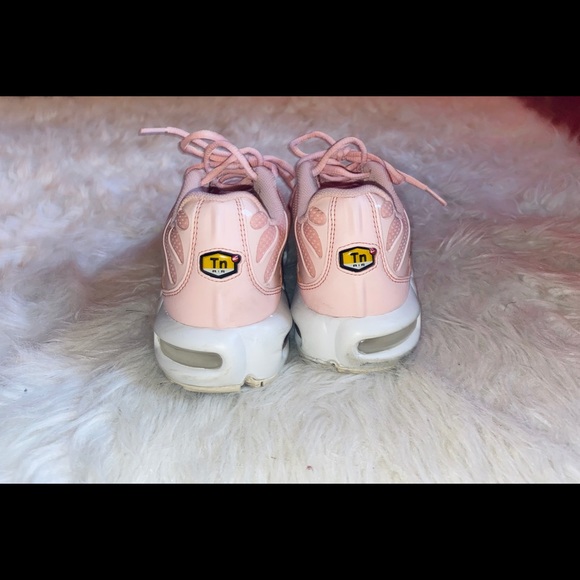 Woman’s Nike Air Max - Picture 2 of 2